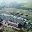Spitalul Judeţean Suceava şi primele fundaţii pentru construirea Liceului Sanitar, într-o vedere aeriană din anul 1976. În spate se vede noua Şcoala Generală Nr. 4, deja ridicată