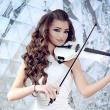 Bianca Sumanariu, în vârstă de 20 de ani, a ales să studieze canto clasic, după 12 ani de vioară