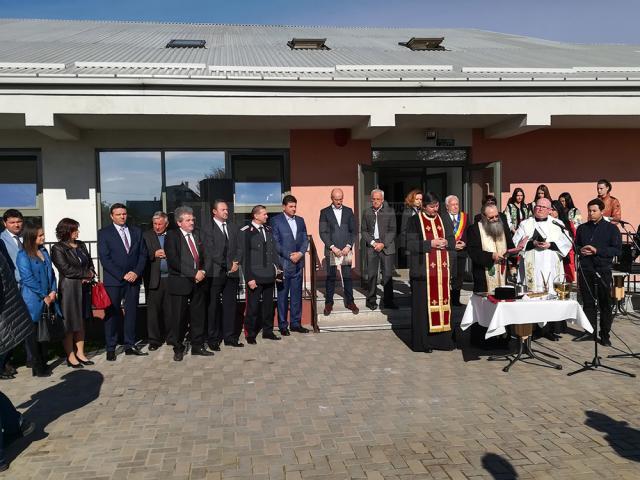 Momentul de binecuvântare, oficiat de Arhimandritul Iustin Dragomir, stareţul Mănăstirii Bogdana din Rădăuţi, împreună cu preotul Aurel Iştoc, paroh al Bisericii romano-catolice