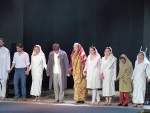 Maia Morgenstern şi actorii din spectacolul „Maitreyi”, aplaudaţi la scenă deschisă de sute de suceveni