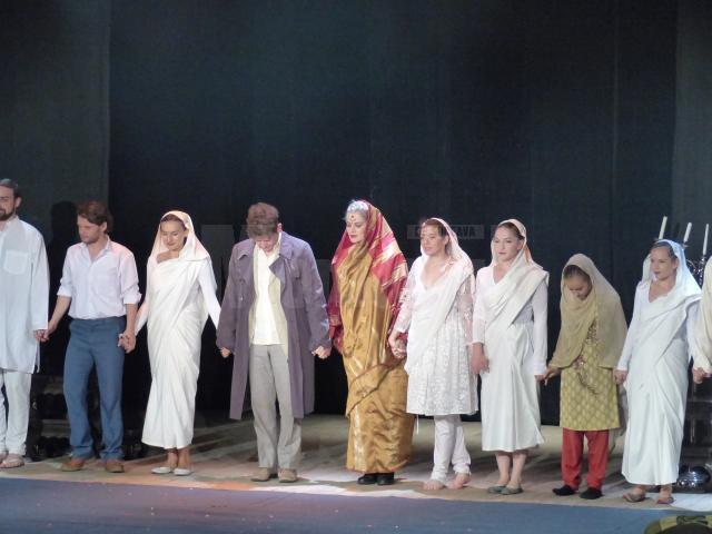 Maia Morgenstern şi actorii din spectacolul „Maitreyi”, aplaudaţi la scenă deschisă de sute de suceveni