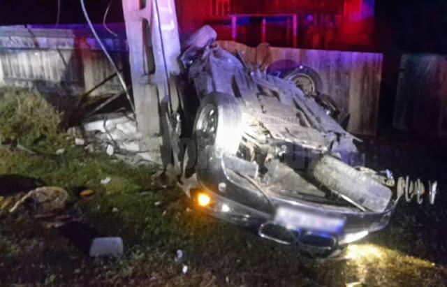 Doi tineri au murit după ce un BMW s-a zdrobit de un stâlp
