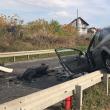 Maşină aruncată pe un parapet, după un accident violent