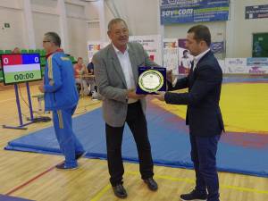 Ilie Matei a primit un trofeu din partea Federației Române de Lupte pentru tot ce a făcut pentru luptele românești