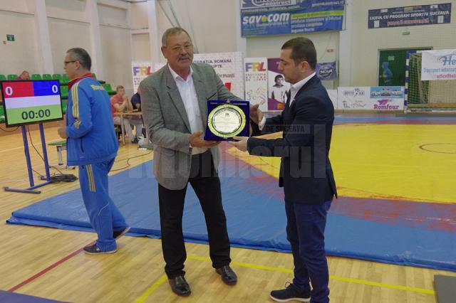 Ilie Matei a primit un trofeu din partea Federației Române de Lupte pentru tot ce a făcut pentru luptele românești