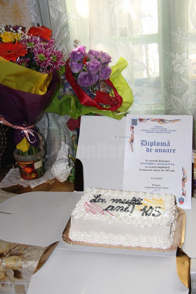Tortul și diploma primite de Elisaveta Nistoriuc, din partea Primăriei Ipotești