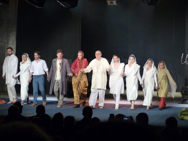 Maia Morgenstern, aplaudată la scenă deschisă, împreună cu toţi actorii din spectacolul „Maitreyi”, de sute de suceveni