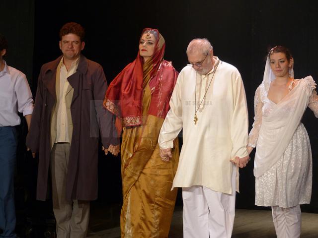 Maia Morgenstern, aplaudată la scenă deschisă, împreună cu toţi actorii din spectacolul „Maitreyi”, de sute de suceveni