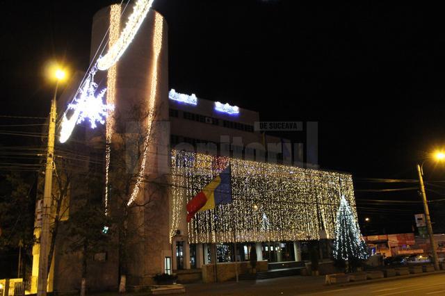 Ornamentele de sărbători, montate pe timp de noapte, în municipiul Suceava