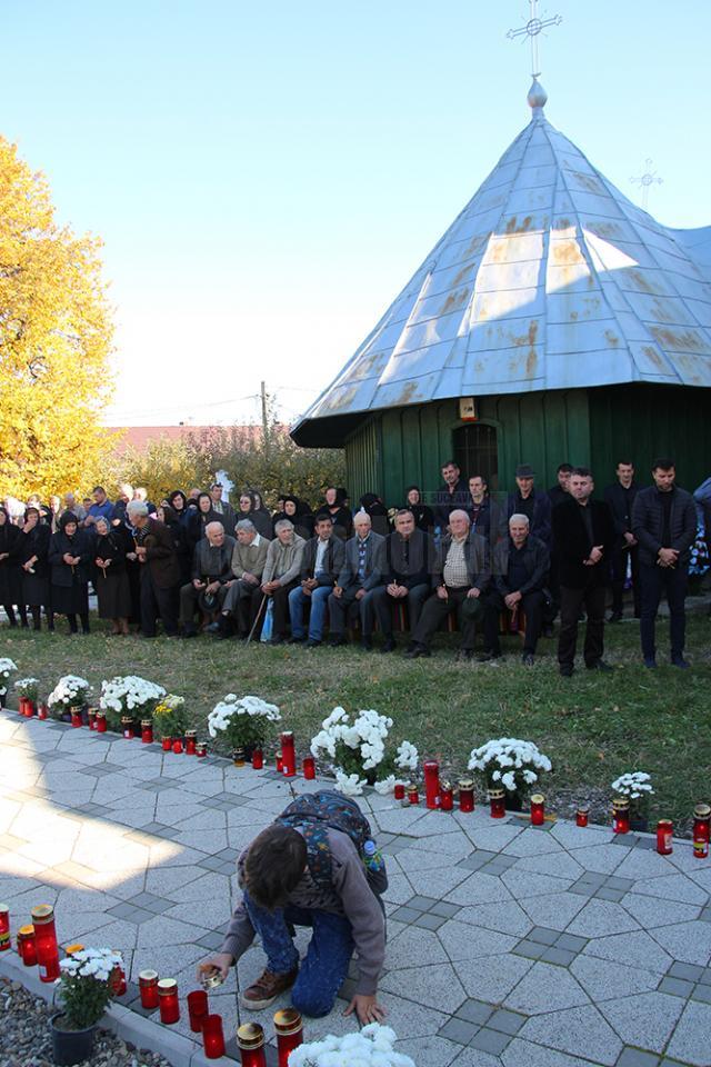 Părintele Petrică şi îngerul Anisia, conduşi pe ultimul drum, cu lacrimi sincere, de sute de oameni