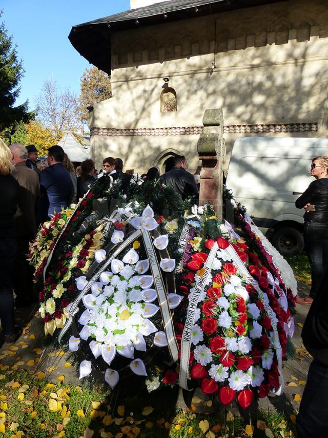 Zeci de coroane de flori au fost depuse de prietenii și colegii celor dispăruţi prea devreme