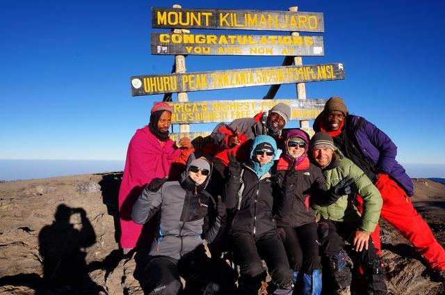 Ioana Alexandra Hrișcu Poienaru și echipa vârful Uhuru Peak, de 5.895 metri, situat în masivul Kilimanjaro