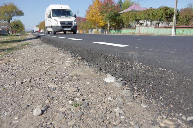 Pericol mare de accidente pe drumul Gura Humorului-Fălticeni, din cauza diferenţelor de nivel