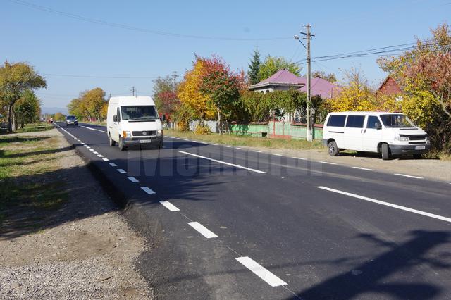 Pericol mare de accidente pe drumul Gura Humorului-Fălticeni, din cauza diferenţelor de nivel