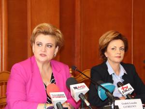 Ministrul Mediului, Grațiela Gavrilescu (stânga) vrea deschiderea cât mai urgentă a gropilor de deşeuri de la Moara și Pojorâta