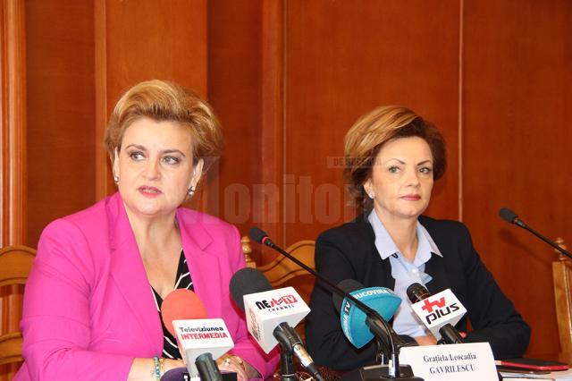 Ministrul Mediului, Grațiela Gavrilescu (stânga) vrea deschiderea cât mai urgentă a gropilor de deşeuri de la Moara și Pojorâta