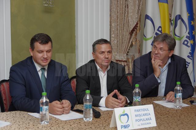 Eugen Tomac (stânga), Petru Movilă și Corneliu Popovici au fost prezenţi la conferinţa de alegeri din PMP Suceava