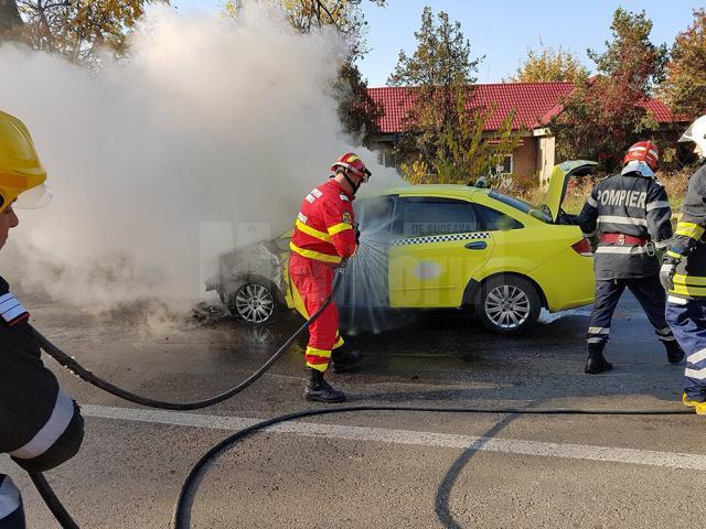 Un taxi a luat foc pe o stradă din Suceava