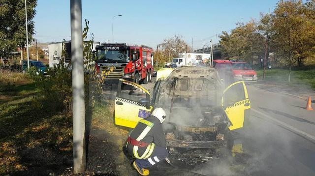 Un taxi a luat foc pe o stradă din Suceava