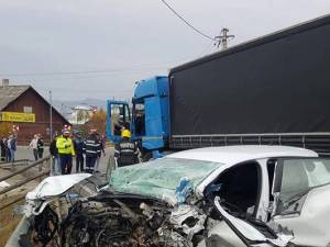 Accident între un tir şi un autoturism, la Dealu Floreni