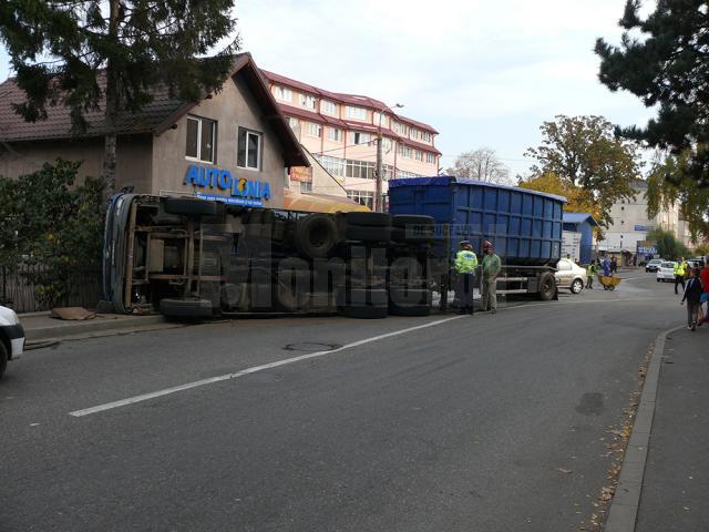 Un autocamion încărcat cu tocătură s-a răsturnat şi a blocat traficul în Fălticeni