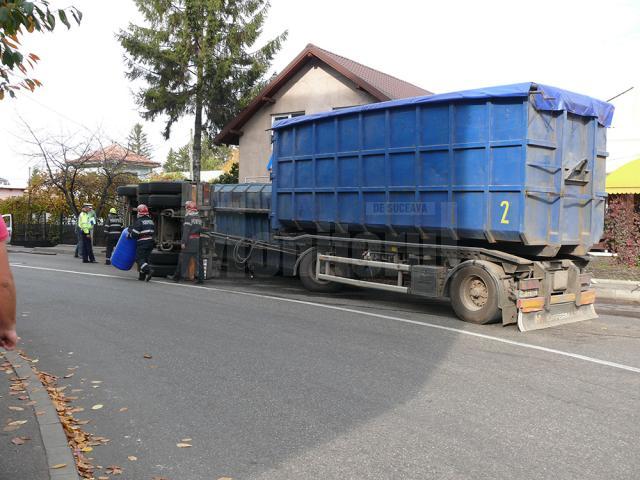 Un autocamion încărcat cu tocătură s-a răsturnat şi a blocat traficul în Fălticeni