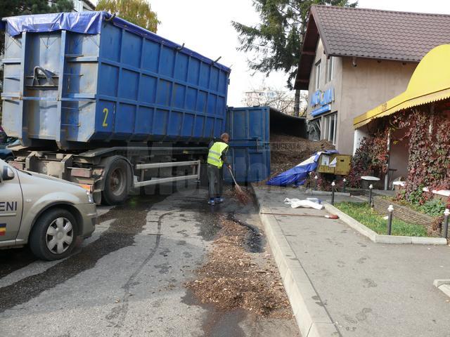 Un autocamion încărcat cu tocătură s-a răsturnat şi a blocat traficul în Fălticeni