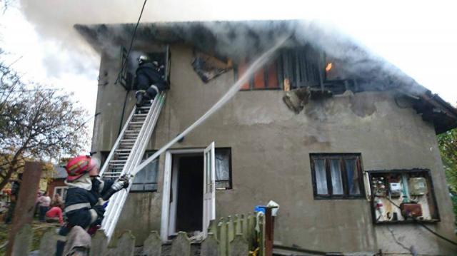 Incendiu la o casă din comuna Şaru Dornei