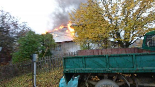 Incendiu la o casă din comuna Şaru Dornei