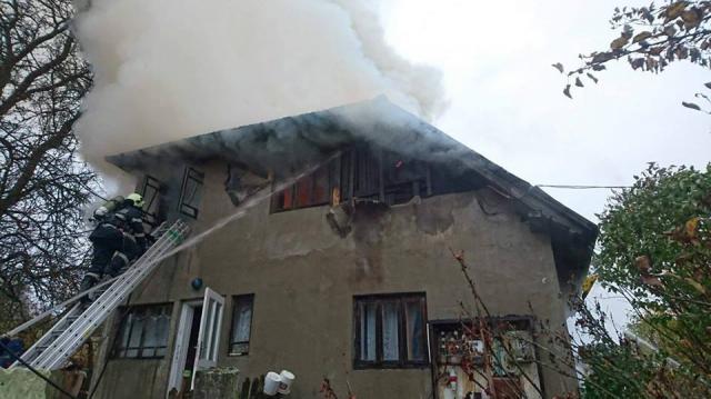 Incendiu la o casă din comuna Şaru Dornei
