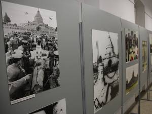 Expoziţia cuprinde imagini  care surprind manifestările solemne organizate în 1923 pentru desemnarea Mormântului eroului necunoscut