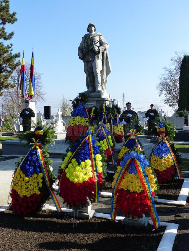 După ceremonie, autorităţile și invitații au depus coroane de flori la Monumentul Ostaşului Român din Cimitirul Pacea