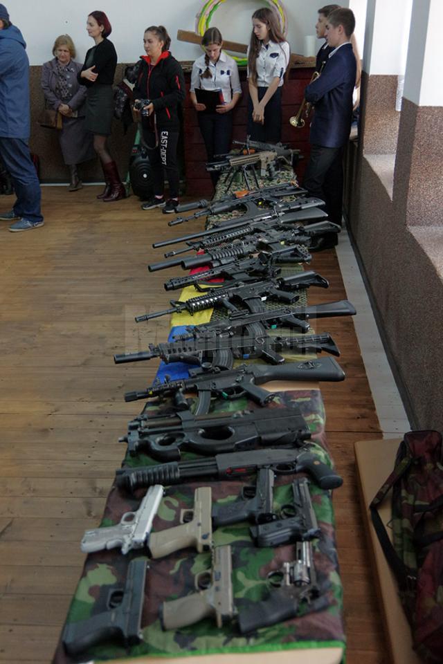 Expoziţie inedită de arme şi dotări militare, la şcolile din Mitocu Dragomirnei şi Poiana, Zvoriştea