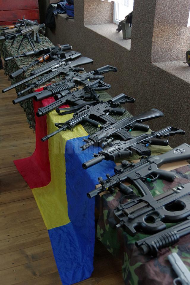 Expoziţie inedită de arme şi dotări militare, la şcolile din Mitocu Dragomirnei şi Poiana, Zvoriştea