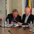 Marius Ursaciuc (stânga) a semnat contractul de finanţare pentru proiectul O.A.Z.A.