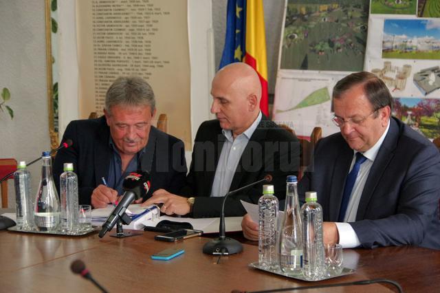 Marius Ursaciuc (stânga) a semnat contractul de finanţare pentru proiectul O.A.Z.A.