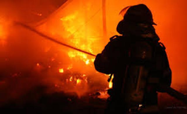 O casă a fost mistuită de flăcări după ce proprietarii nu au permis accesul pompierilor
