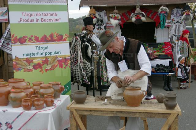 Produse tradiţionale din Bucovina şi Ardeal, la Târgul de Toamnă de pe esplanada Iulius Mall Suceava