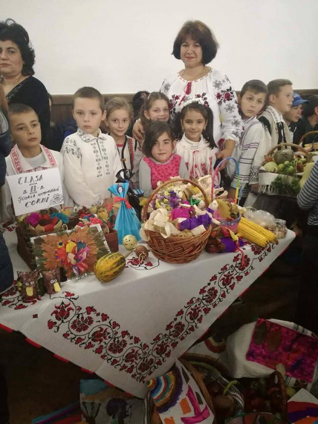 Elevii şi profesorii din Liteni au pregătit „Târgul de toamnă”