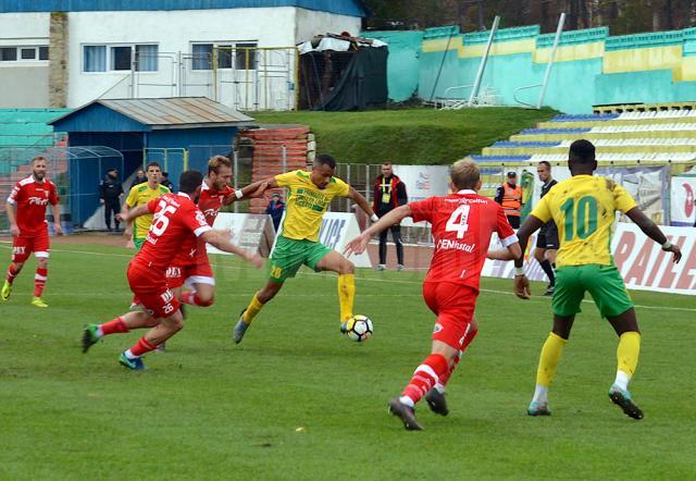 Acolatse a marcat al doilea gol al Forestei în disputa cu UTA. Foto Lucian Bălăucă