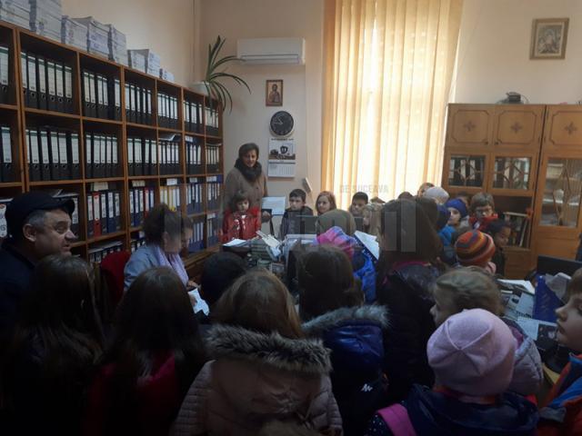 Elevi de la Şcoala Gimnazială „Regina Elisabeta” din municipiul Rădăuţi, în vizită la sediul primăriei