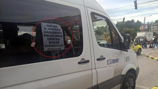 Pe microbuz este afişat traseul local, din municipiul Suceava. Foto: Dan Ioan Cușnir