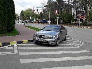 Maşini parcate în imediata apropiere a sediului Poliţiei municipiului Suceava