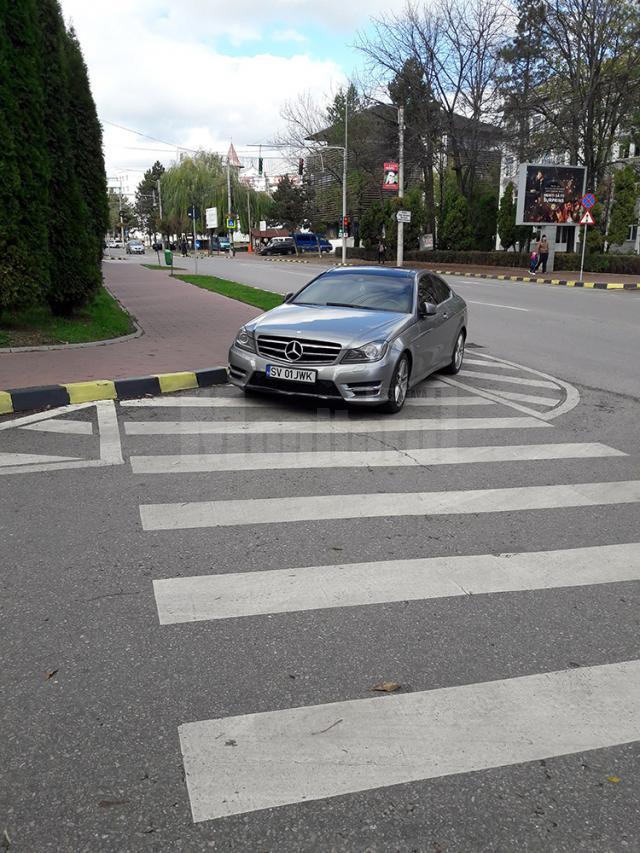 Maşini parcate în imediata apropiere a sediului Poliţiei municipiului Suceava