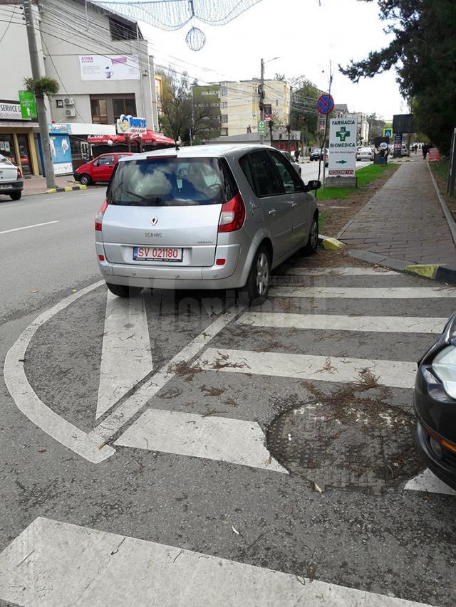 Maşini parcate în imediata apropiere a sediului Poliţiei municipiului Suceava