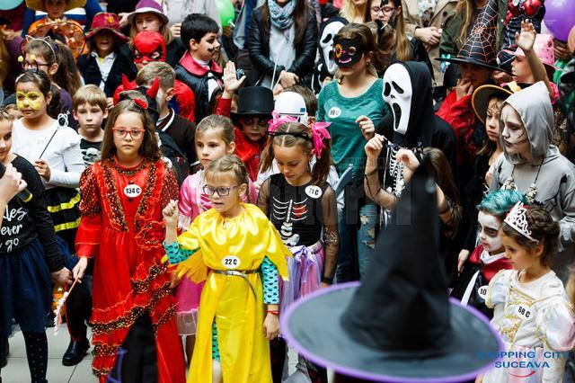 Carnavalul Toamnei, cu costume spectaculoase, numere de magie și concursuri cu premii