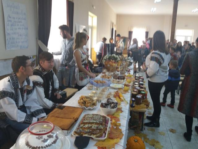 Festivalul „Sărbătorim toamna” la Liceul Pârteştii de Jos, la a IV-a ediţie