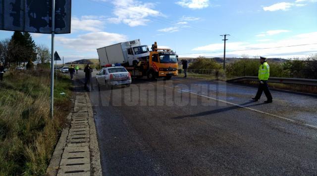 Camionul rastunat a fost ridicat de pe soseaua blocata circulatiei