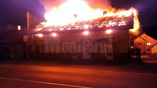 Un incendiu puternic a distrus clădirea unui complex comercial din centrul comunei Vama