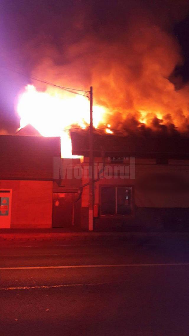 Un incendiu puternic a distrus clădirea unui complex comercial din centrul comunei Vama